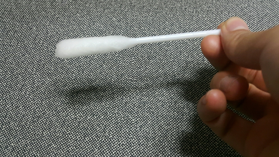 면봉 모양 처럼 생겼어요! 여행갈 때 하나 들고가도 되는 사이즈에요! 근데 알코올 냄새가 좀 나요! (모기 물렸을때 바르는 거 냄새!) 그 때문인지 두피가 시원하긴 했어요!