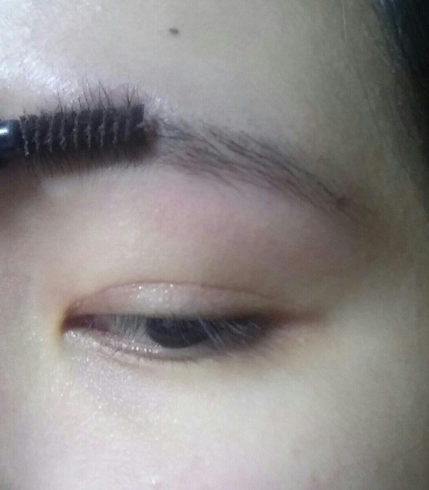 다뽑으셨다면 눈썹이대체적으로 이제 고르고 숯없는눈썹이됩니다!! 계속눈썹이아프지만...참습니다참아야해요..그리고 이제스크류브러쉬로 눈앞머리만!!뒤에도저렇게하시면큰일나요 저렇게 삐져나온부분을 조그만한가위로잘라줍니당