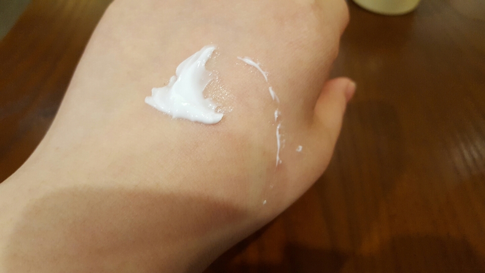 너무.. 대충 바른것 같지만 아니에욬ㅋㅋ
이 아이는 손으로 덜어쓰는 불편함이..(손톱에 끼임)
일단 손 전체 발라 보아요