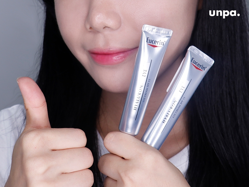 뷰티는 역시 노력과 습관이지! 
제품을 꾸준히 사용하다 보니 주름 사이의 피부들에
힘이 생기는 느낌과 차츰 주름들이 옅어 지는게 보이더라구!
유세린 아이크림 효과 인죵인죵~bb
