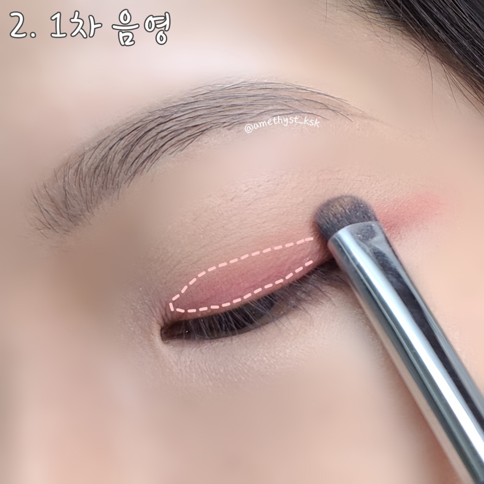 2. 1차음영은 투페이스드 테디배어 팔레트에서 활용했어요.
연말 메이크업이기때문에 발색이 잘되는 컬러라도 과감하게 사용했어요.