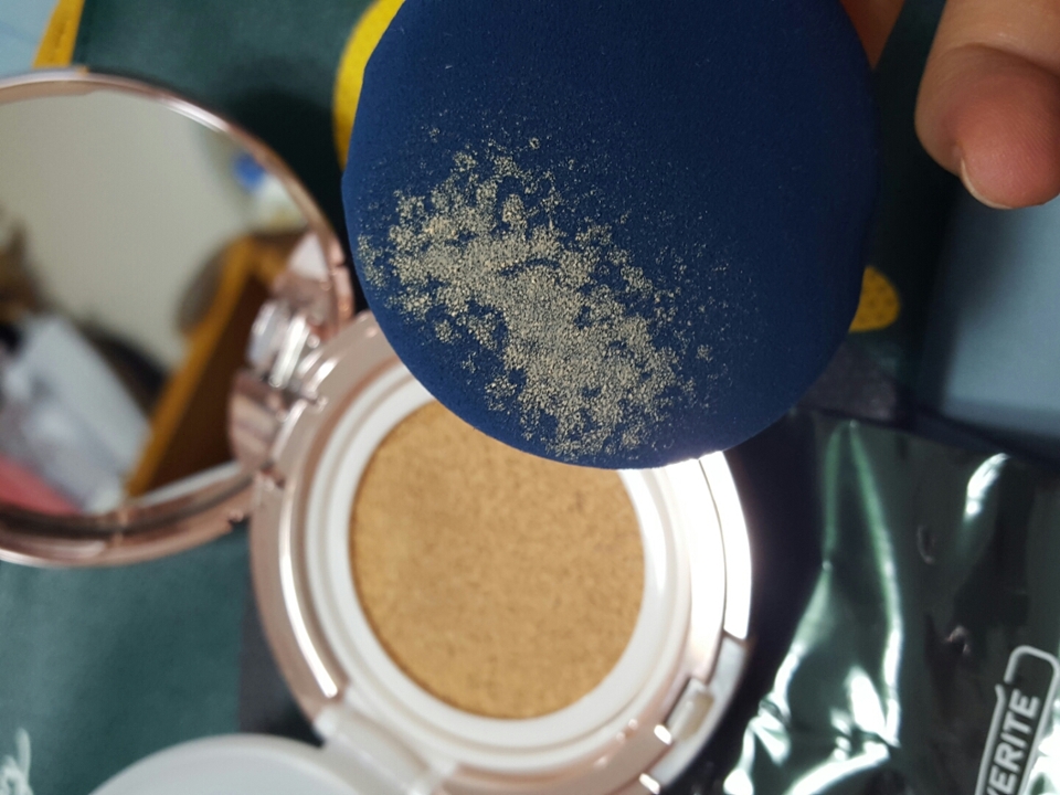 역시 새거라그런지 사알짝 눌렀는데도 푹나오네요😅