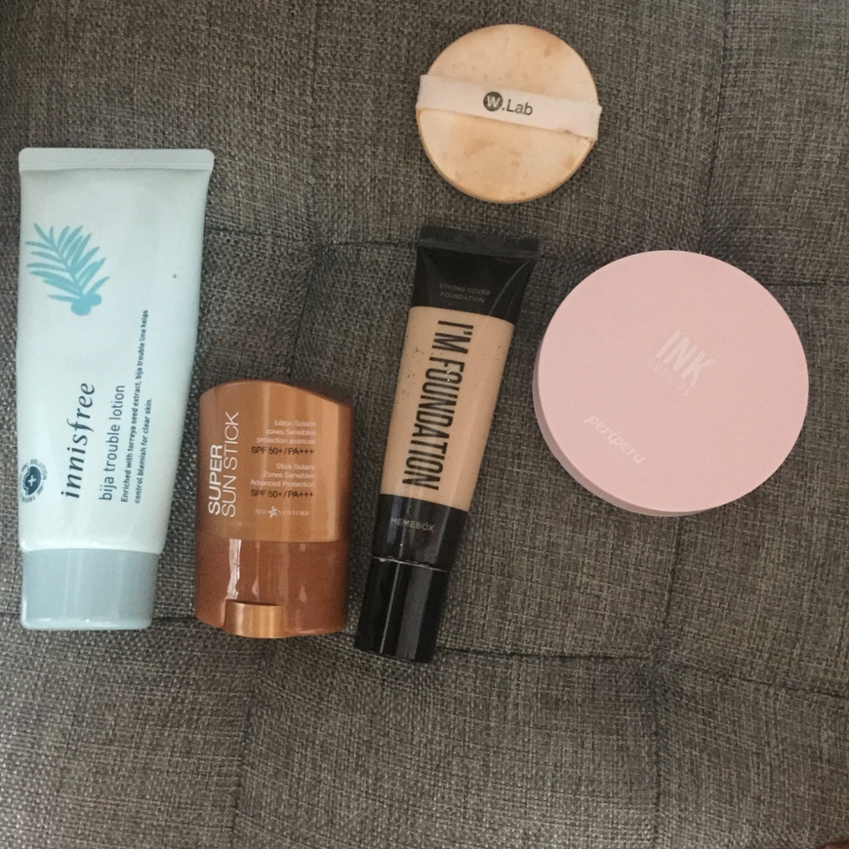 피부
이니스프리 비자 트러블 로션을 바르고
메이뉴욕 슈퍼 선스틱으로 자외선 차단!
미미박스 스트롱 커버 파운데이션를 더블유랩 퍼브로 전체적으로 발라주고 
페리페라 잉크래스팅 핑크쿠션 2호으로 부족한 부분을 더 채워줍니다 
사진에서 깜박 했는데 이니스프리 노세범으로 전체적으로 보송하게 만들어줍니다 
        