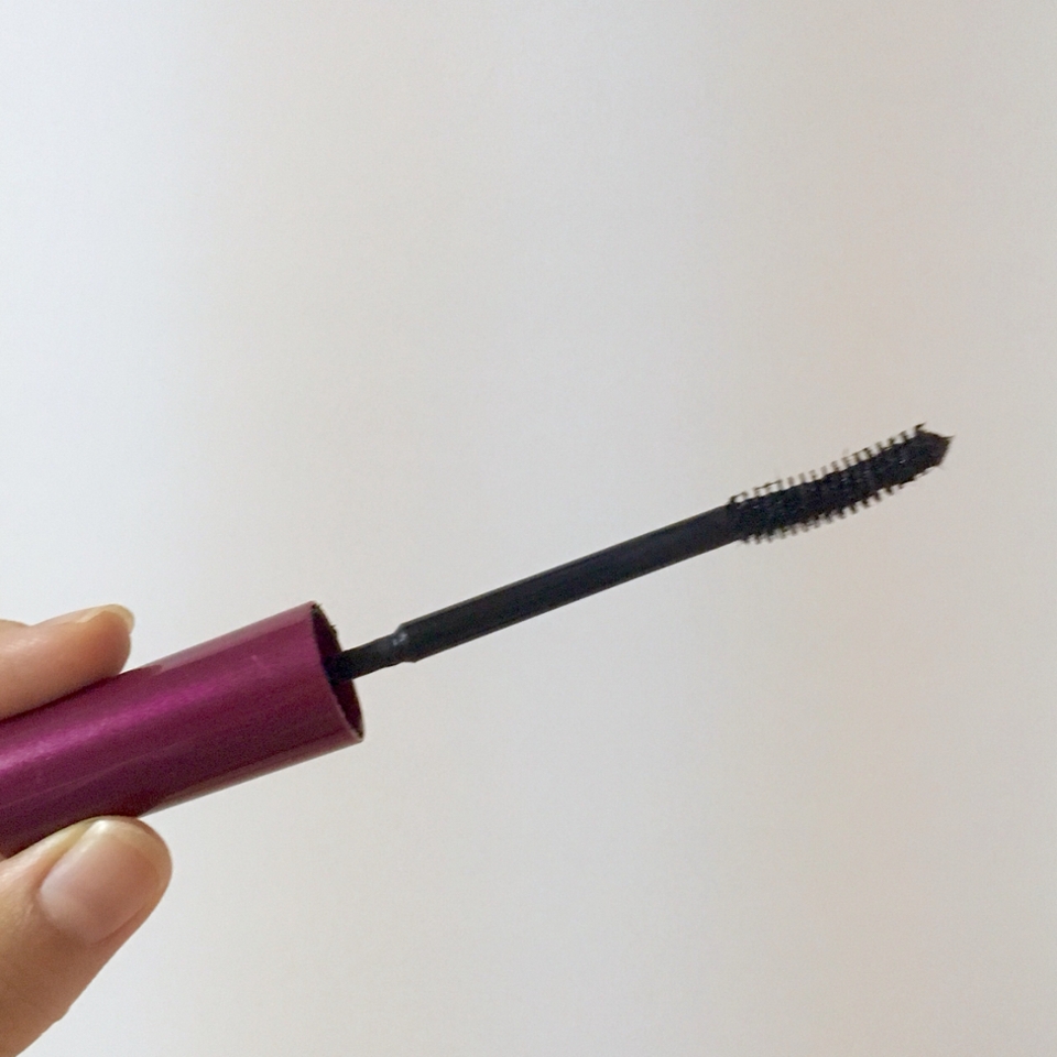 솔이에요! 길이는 보통인편이에용 마스카라와 손잡이를 이어주는 대..?막대? 하여튼 거기에 마스카라 액이 안묻어서 좋은것같아요 손잡이도 평범해용