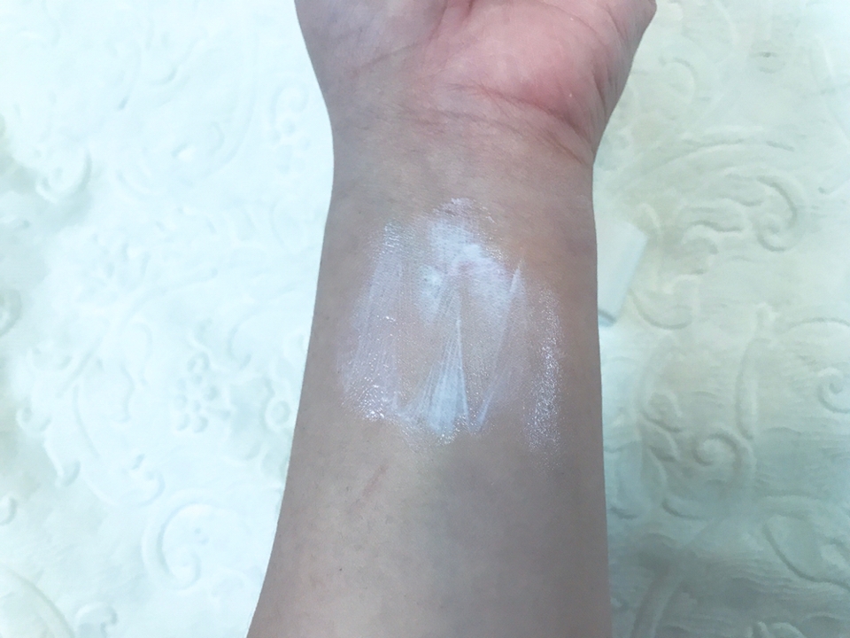 이 제품은 백탁현상이 없구요

발림성이 정말정말 좋아요! 👍🏻👍🏻

선크림을 바르는 느낌이 아니라 수분크림을 
바르는 느낌 정도로 부드럽고 촉촉하게 발리구요

쿨링감도 있어서 여름에 사용하기 너무 좋아요🌊👍🏻
