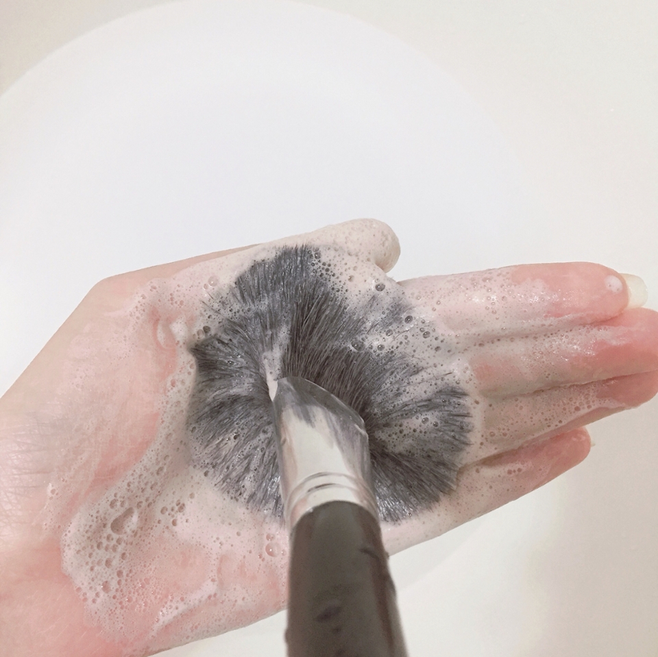 브러쉬에 물을 충분히 발라 주시고,
비누를 발라 충분히 비벼주세요.
위와 같은 파우더 브러쉬는 🔄원을 그리듯!