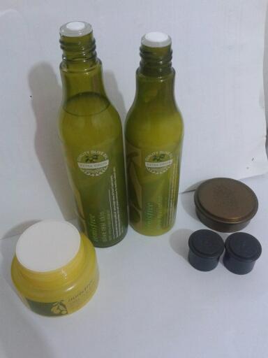 뚜껑을 열었을때 모습이에요.  먼지가 들어가지 말라고 마개가 있어요 그래서 전 조금 사용했는데도 좀 불편하지만 마개를 안버리고 있답니당