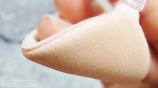 게다가 퍼프 자체도 얇고 유연해서 저렇게 모양을 자유자재로 변형시킬수가 있으니까 코옆 같은 세밀한 부위도 구석구석 잘 터치할 수 있어요 !