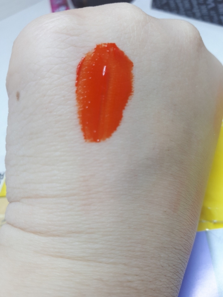에어리벨벳보다 다른 점이 있다면 좀 더 양이 많이 묻어나오는것같구 더 쨍하고 발색이 더 또렷하다는 점을 느꼇어요!