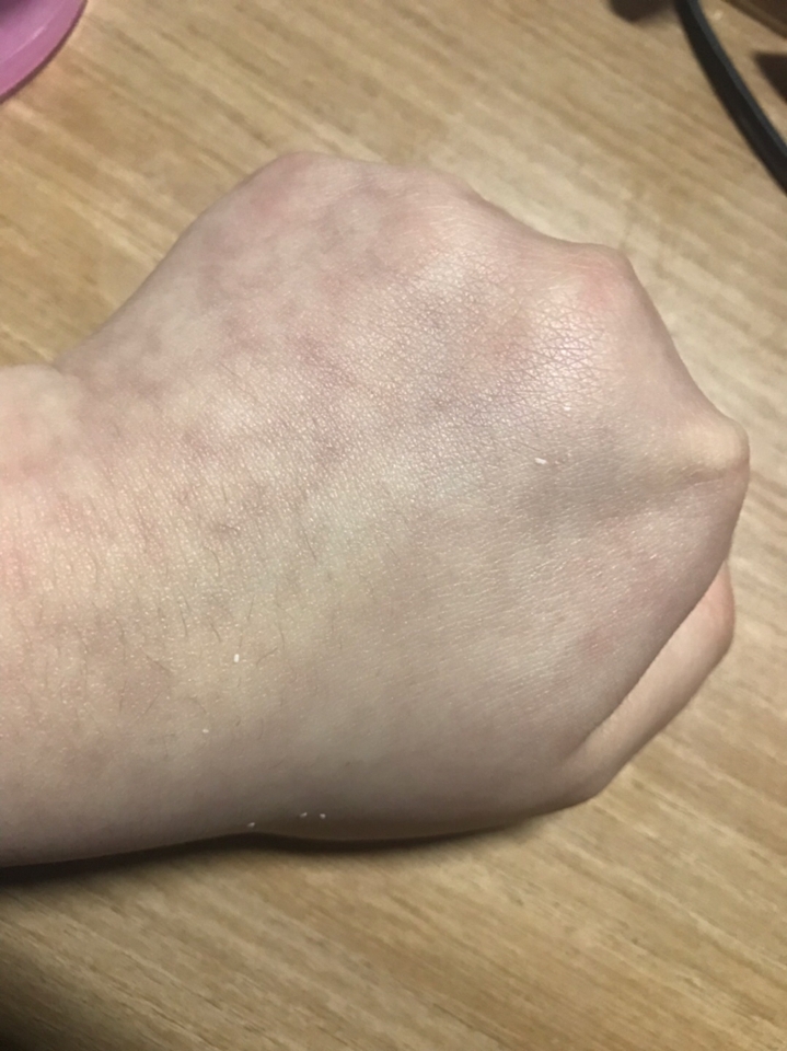 빌라봤을때! 딱 봐도 광이 없을정도로 보송보송해요. 처음엔 컷팅된 면 때문에 저렇게 부스러기같은게 좀 묻어나와요. 하지만 쓰다보면 그런게 전혀 문제가 없답니다.

지성이 쓰기 완벽한 제품! 하지만 단단하고 펴바를수없어서 코에는 쓰기가 좀 힘들어요. 하지만 간편하고 보송하여 좋은제품!