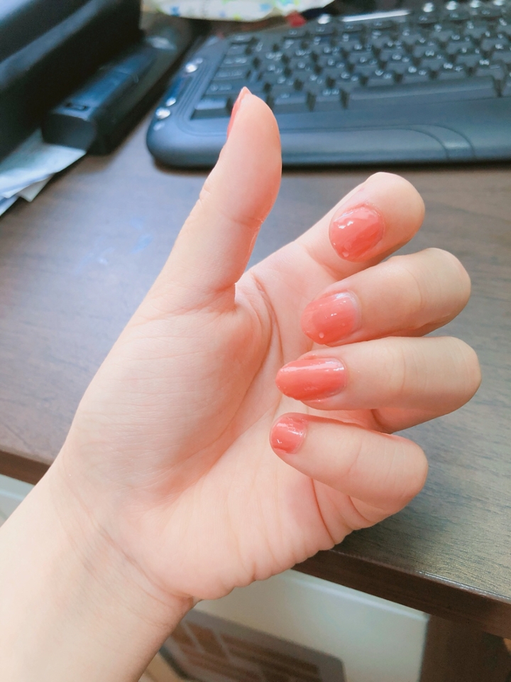 내 손톱은 못생겼지만 색깔은 예쁘당 ㅠㅠ