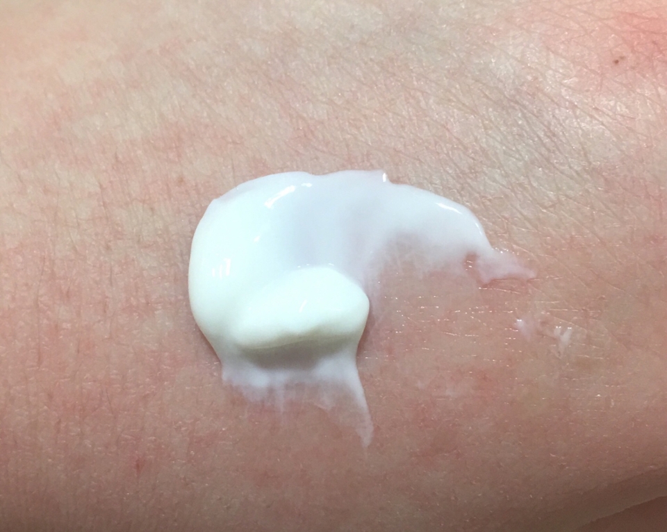 1회 사용 할 양을 손등에 얹어봤어요 
제형은 끈적임 하나도 없는 부드럽고 촉촉한 타입이에요 
라이트한 타입입니다 