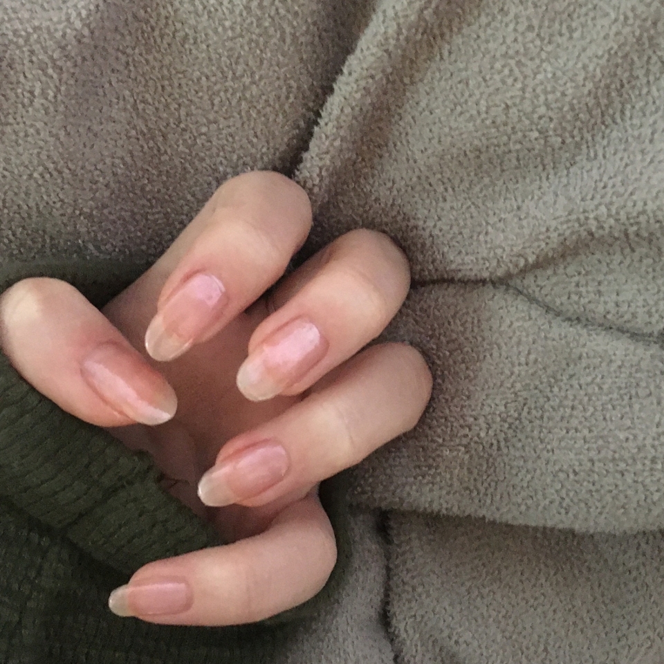 🍯먼저 원하는 네일 색을 발라주고 완전히 마르도록 충분히 말려주세요. 저는 전날 바르고 다음날 파우더를 올리는 편 이에요. 
네일이 다 마르면 티슈에 아세톤을 살짝만 묻혀서 발라둔 네일 표면만 닦아준다는 느낌으로 색이 안지워지게 살짝만 닦아주고 아주약간 끈적한 느낌이 들때 파우더를 올리고 밀착이 잘 되도록 빡빡 문질러주세용 진짜 빡빡. 
마지막으로 탑코트로 마무리해주면 완성!!