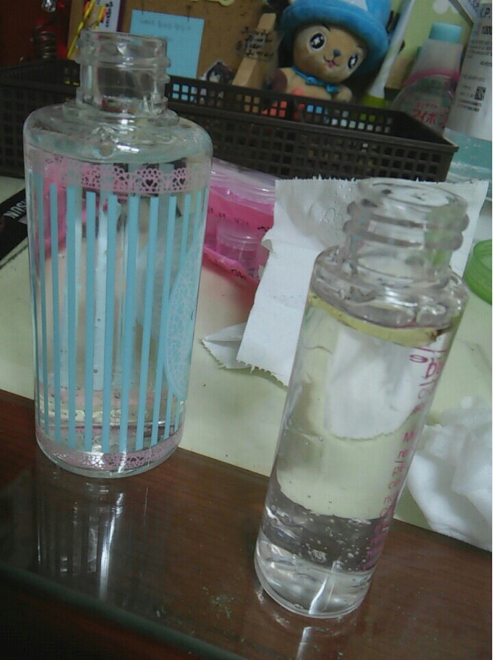 ✌☝ 이제 남은 3/4에 정제수를 붓습니다 
 팁 - 공병입구가 작을때 깔때기를 이용해도 좋아요:)