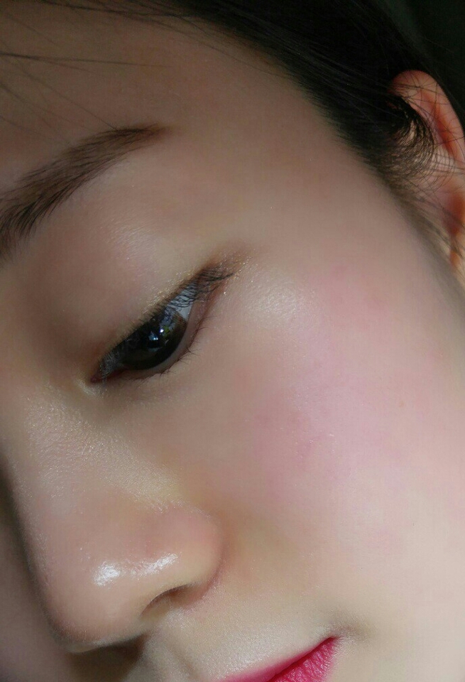 볼에 홍조가 많이 올라온게 보이시죠??  이제 이상태에서 다시 베이스를 올리는거에요! 평소에 수정화장 하던것처럼 팡팡 해주세요!