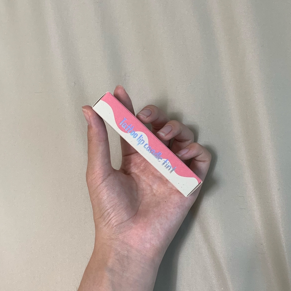 키핀터치만의 핑크핑크하고 반짝거리는 느낌의
포장지가 볼때마다 너무 예쁜것같아요 ㅠ

제가 이번에 구매한 틴트는
여름뮤트톤이 잘어울리는 키핀터치 루비초콜릿 제품이에요!

살짝 채도낮은 핑크 느낌이었답니다:)
사진 상에서는 살짝 어두워 보일수있지만 그건 카메라 탓…!