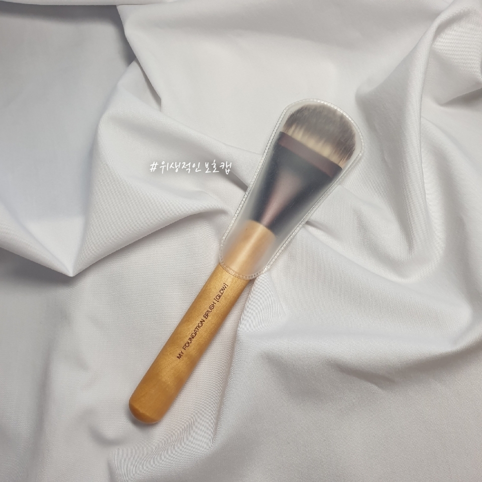 

제품을 사면 같이 위생적으로 사용할 수 있는 보호캡이 오는데
이거 안오면 아예 휴대할 수도 없고 브러쉬 자체에 먼지 쌓여서 진짜 필수템으로 와야한다고 생각하는 것들 중에 하나에요..

특히 파운데이션 브러쉬는 길들여서 사용하시는 분이 훨씬 많다고 생각하는데 그때 이거 없으면 위생적이지도 않고 먼지 정말 심하죠 :(

이 이니스프리 브러쉬는 센스있게 챙겨줘서 감동이었어요! 파운데이션 브러쉬에는 정말 필수인데 말이죠

특히 저는 브러쉬를 휴대하고 다닐때가 많은데 아무리 브러쉬용 케이스에 담아도 위생적인 부분이 걸리는건 있더라구요

그럴 때는 위생캡이 동봉된 브러쉬를 가지고 다녀요 이 위생캡이 찢어지는 경우도 많은데 이건 잘 안찢어지는 재질인 면도 가산점을 주고싶은 부분이었어요

