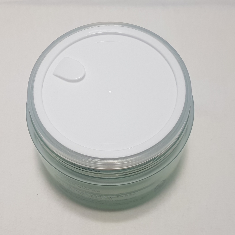 처음 개봉하시면 이렇게 이중캡이 나오는데 이거는 안버리시는게 좋을 듯 해요.

버리시면 수분이 증발해버리기 때문에 사용을 제대로 못하거든요💦