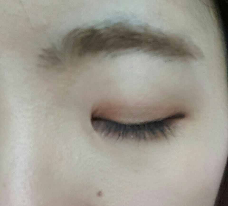 브라운 펜슬 아이아린을 이용해 눈 꼬리 3분에 2지점만 쳐지게 그려주세요 그리고 피치핑크 펄로 눈 중앙에 포인트를 주세여