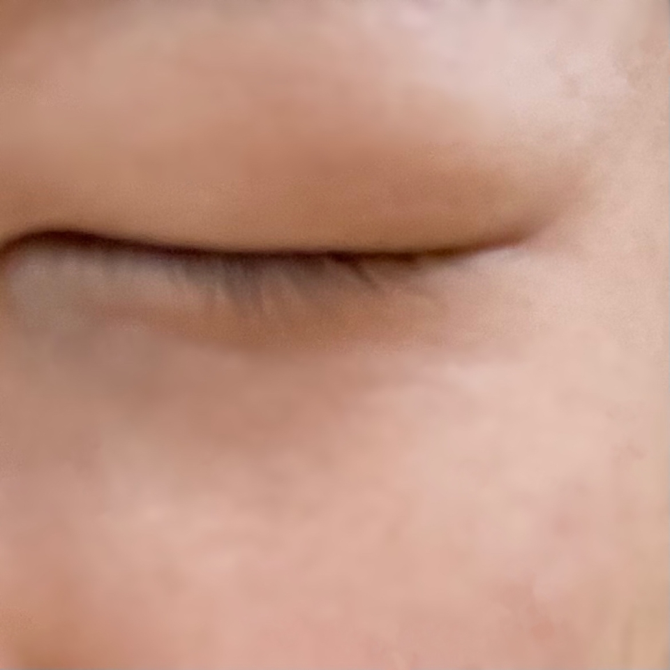 일단 제 눈은 이게 윙크 한 사진인데 저렇게 눈 살이 많습니다 그래서 속눈썹도 눈살에 파묻혀서 짧아보이구요🥲
그래서 가끔씩 쌍테를 붙히는데 단면쌍테 티 안나게 붙히는 꿀팁을 알려드릴려고해요