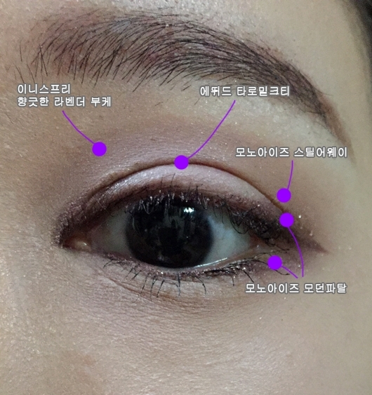 그리고 모노아이즈 스틸어웨이로 눈두덩 앞과 뒤에 그림자를 줍니다
마지막으로 모노아이즈 모던파탈로 더욱 깊이감있게 면적을 좁게 잡아서
진하게 마무리 해주세요.(티는 별로 안나도 그라데이션을 주기 위함입니다)
