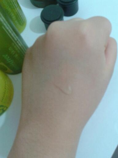 스킨을 손등에 발랐을때에요 엄청 촉촉하고 많이 묽지는 않고 약간 점성이 있어서 막 흘러내리지는 않아요 그리고 냄새도 좋아요!