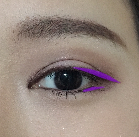 요즘에 제가 하는 방법인데 저같이 동그란 눈을 가지신분들은 눈 라인따라 다 그리지 마시고
보라색 부분처럼 눈의 절반부터 눈꼬리까지만 그리세요(점막은 다 채워주시구요)
마찬가지로 언더도 중앙부터 그리는데 주의할점이