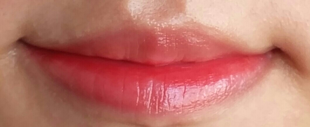 폴카 핑크를 두번밖에 안쓰고 조금 털어내고 토파즈코랄을 넘칠 때까지 넣었는데.. 역시 핑크가 있던 양이 많아서 핑크빛이 좀 나네요.. ㅂㄷㅂㄷ 섞은 틴트를 맨입술에 바르고 립밤을 발라줬어요. 사진보다는 더 오렌지에요~