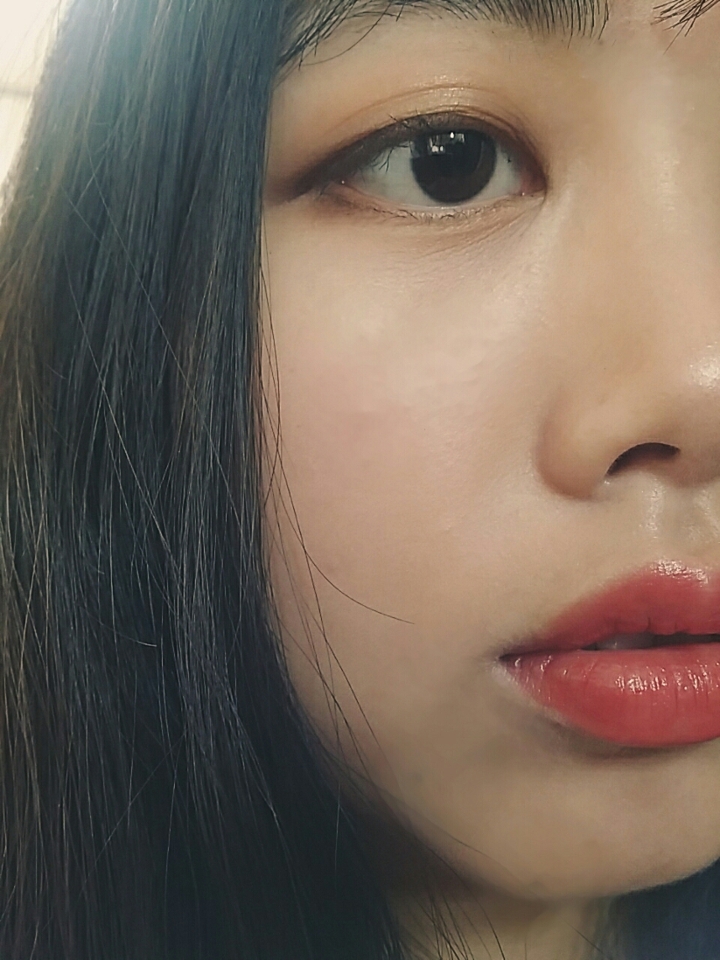 완성입니다!
블러셔는 잘 안보여서 뺐어요😶 아니면 로즈컬러로 연하게 발라줘도 될것같네요ㅎ
눈 앞트임 실패... ㅠ 신경쓰여요😂