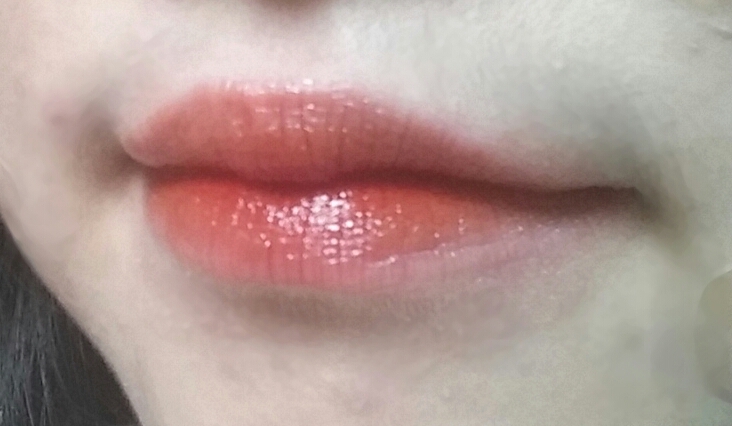 그라데이션입니다!! 제입술은그라데이션을하기힘들어요ㅜ왠지는모르겟지만제가잘못하는것같습니다 일단바르면좀더오렌지해지는데그래도 오렌지레드입니다!오렌지아니어서좋더라구용 광나는거보이시죠??미러글로스보단광이좀덜나는것같기도해요 개네는완전튀김먹은광이라해야대나?번쩍거려욯