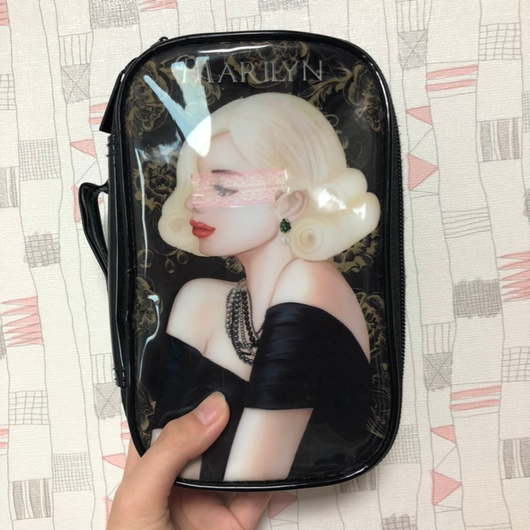 일단 파우치!!
파우치는 구*선생님한테 선물 받았어용
주인 잘못만난 파우치 ㅠㅠ
터질거 같네용....