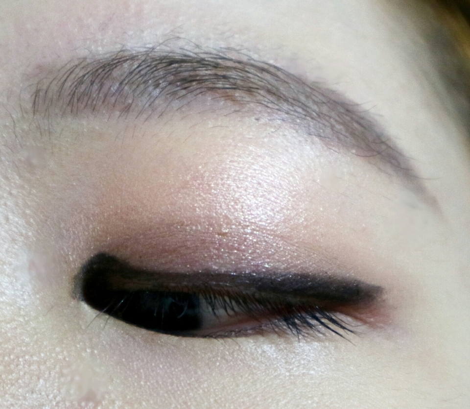 저는 눈앞이 틔여있는 눈이 아니라 조금 더 두껍게 그렸구요 라인을 깔끔하게 해줍니다