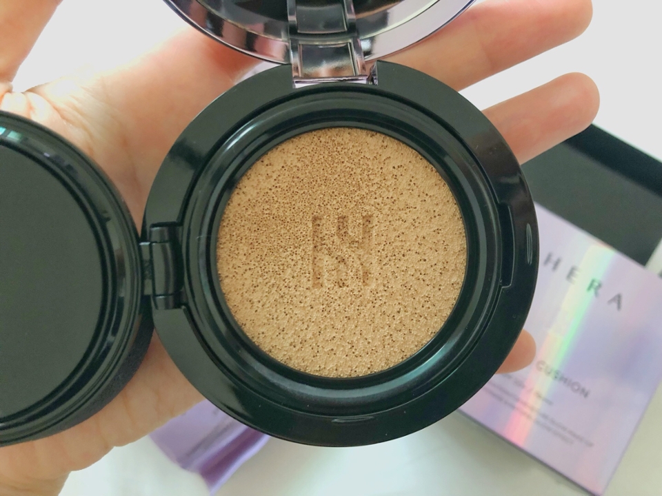 하 저는 이순간이 가장 설레요..❣️커버를 쓱 벗겼을 때, 쇽 하고 나오는 비주얼을 보았을때요🤩‼️헤라의 H가 새겨져 있는 듯 하네요! 고급집니다... 역시 헤라👍🏻