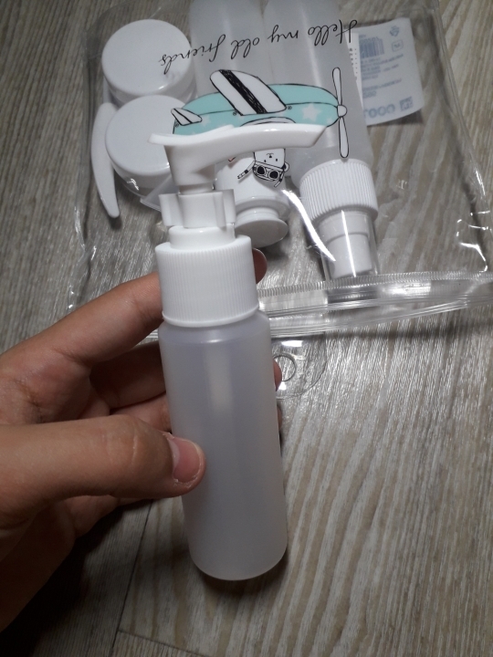 먼저 펌프용기에요! 샴푸나 린스 아님 로션 담아서 쓰면 좋을것같네용 펌프가 눌려서 내용물이 나오지 않도록 막아주는 집게(?)도 있어서 안심하고 여기저기 가지고 다니기 편할 것 같아요! 