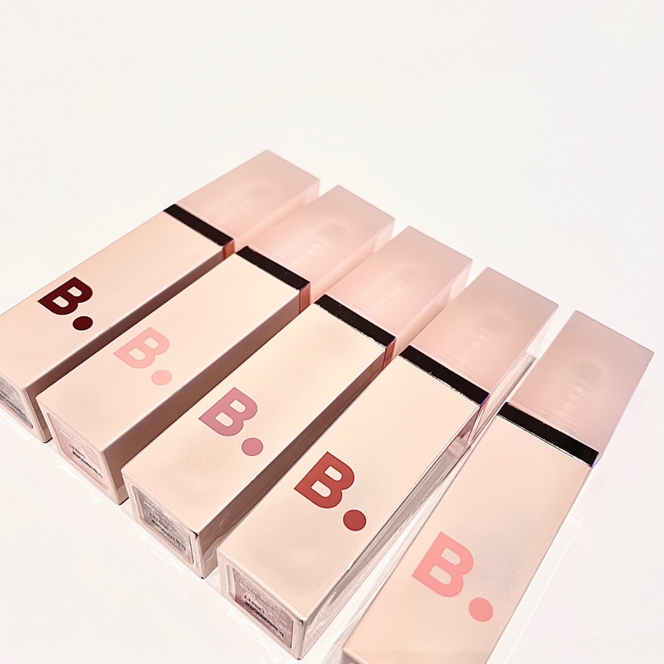 이렇게 글로우 베일틴트는 총 5가지로 살짝 용기 자체도 촉촉한 틴트라서 그런지 제품용기도 광이 나면서 슬림한 재질의 용기였어요:)
