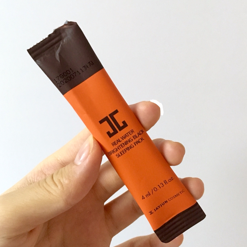 슬리핑 팩이 한 봉에 4ml씩 들어있어요 4ml길래 되게 작을 거라고 생각했는데 엄청 넉넉했어요 그리고 개별포장 되어있어서 위생적이고, 휴대하기 간편해서 여행갈때 챙겨가시고 좋을것같아요!