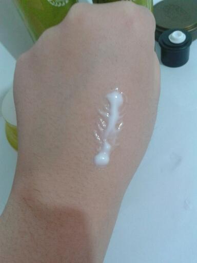 로션을 손등에 발랐을때에요 스킨과 마찬가지로 냄새도좋고 촉촉해요 근데 잘안나와서 좀 불편해요 ㅜ