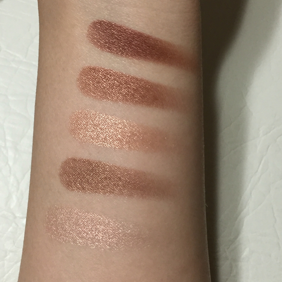 파운데이션이나 베이스를 전혀 사용하지 않고
바로 팔에 사용해 봤는데 발색력이 정말 좋았어요!
쿠션 제형이라 그런지 역시 발색이 좋은거 같아요.

하지만 색상이 다 브라운 계열이라 비슷해서
여러색이였으면 더 좋았을텐데 이건 좀 아쉬워요.