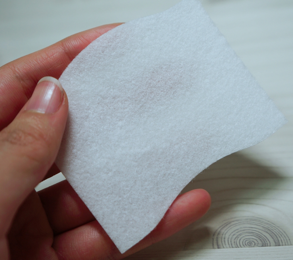 두께가 얇은 화장솜이 아니고 좀 두꺼운 화장솜입니다.