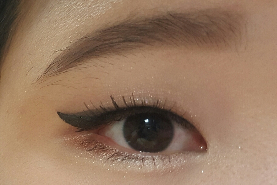 속눈썹까지 붙힌 완성샷입니다 속눈썹이 더 자연스러운거였어야 하는데 저거 밖에 없엇어요ㅠㅠ