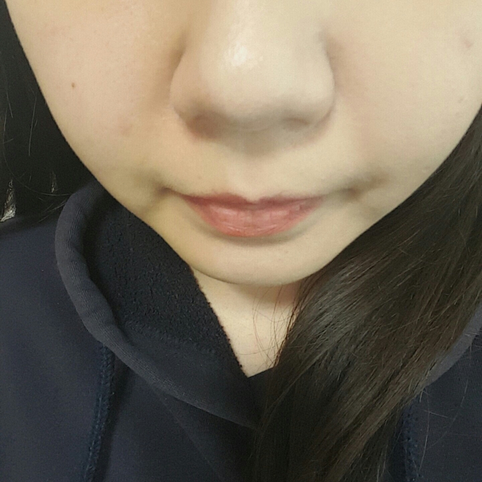 단점을 적어보자면 조금만발라도 쭉쭉올라가는 느낌이였구요 그래서 보통쿠션파데처럼 많이바르면 자연스러운 피부표현이 힘들것같아요~커버가 잘돼는데 두껍게발리는 느낌이있었어요!! 얼굴위의 솜털위에서 둥둥뜨는 느낌이랄까..