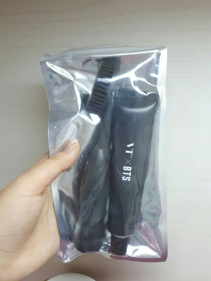 여기 비닐팩에 시커먼 점보칫솔과 치약이 들어있어용