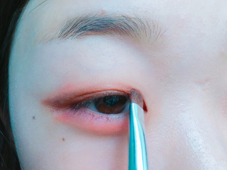 눈 앞머리에도 칠해 앞트임효과를 줍니당