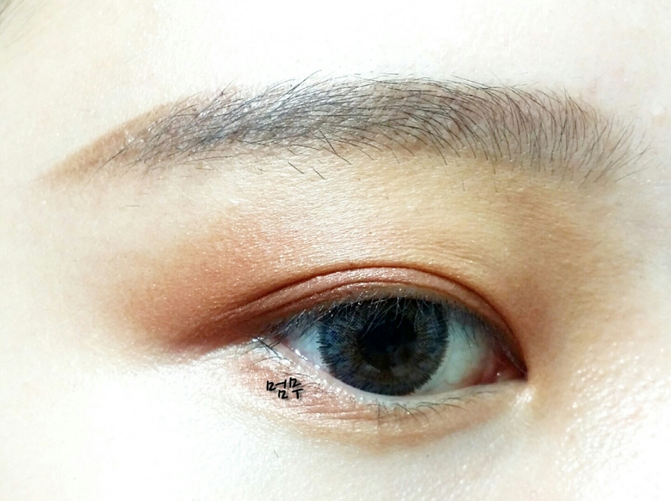 에뛰드 룩 앳 마이 아이즈 BR414 무화과 파운드케익
에뛰드 브러쉬 312 아이 포인트

눈두덩 끝쪽 속눈썹 모근 바로 윗부분에 포인트를 주고 언더 끝쪽에도 발라주었어요

별로 티가 안 나죠..