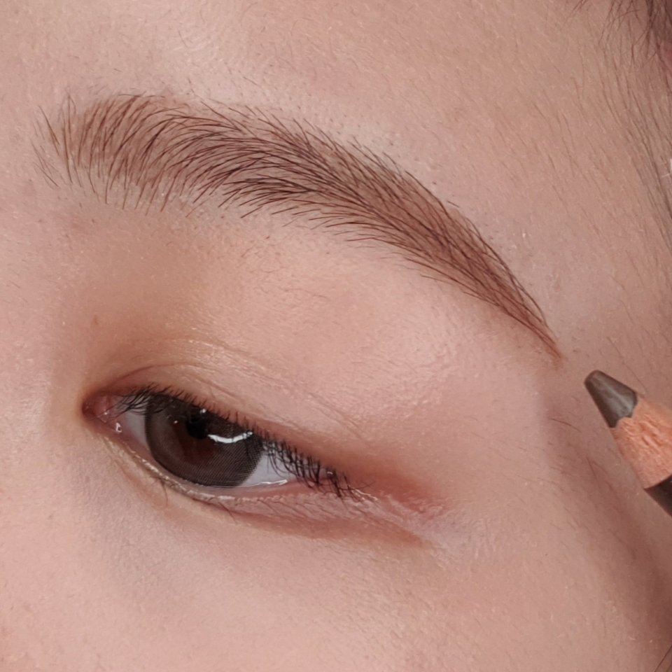 우드 타입은 앞서 보여드린 타입보단, 한올한올 살려 그리기 어려워요. 하지만 발색이 더 잘된다는 장점이 있답니당!! 색칠하듯 채워그리기에 좋아요!


이건 눈썹 숱이 별로 없는 분들에게 추천드려요!!
저는 특히나 아리따움에서 판매하는 매트 표뮬라 펜슬 타입을 추천해요. 가격대비 짱짱입니다💗

