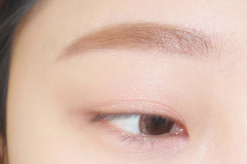 2. 에뛰드 블렌드 포 아이즈 핑크 뭉게구름
 
약간 로즈골드 컬러의 섀도우를
아까 베이스 섀도 바른 위에 덧발라주세요