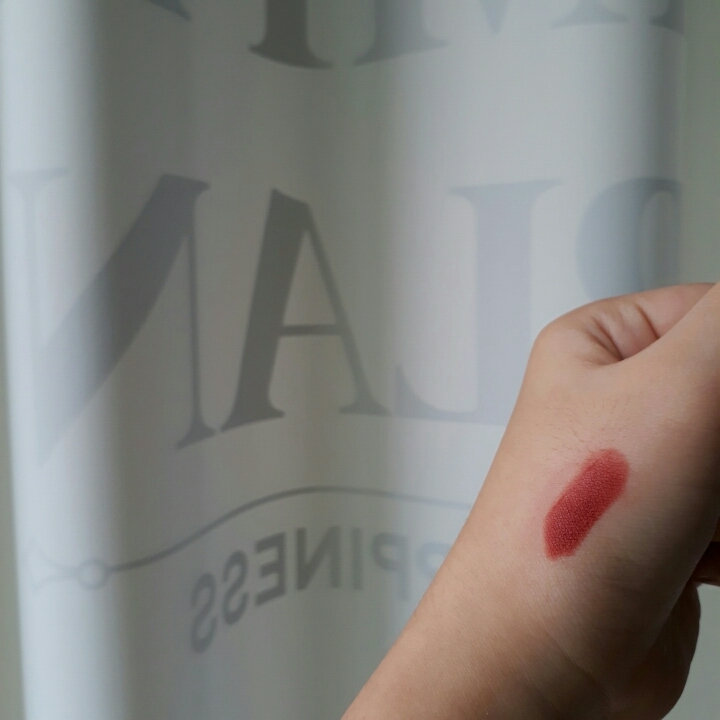 매트 립스틱인데 너무 매트하지만은 않고 슥슥 발려서 훨씬 좋았어요