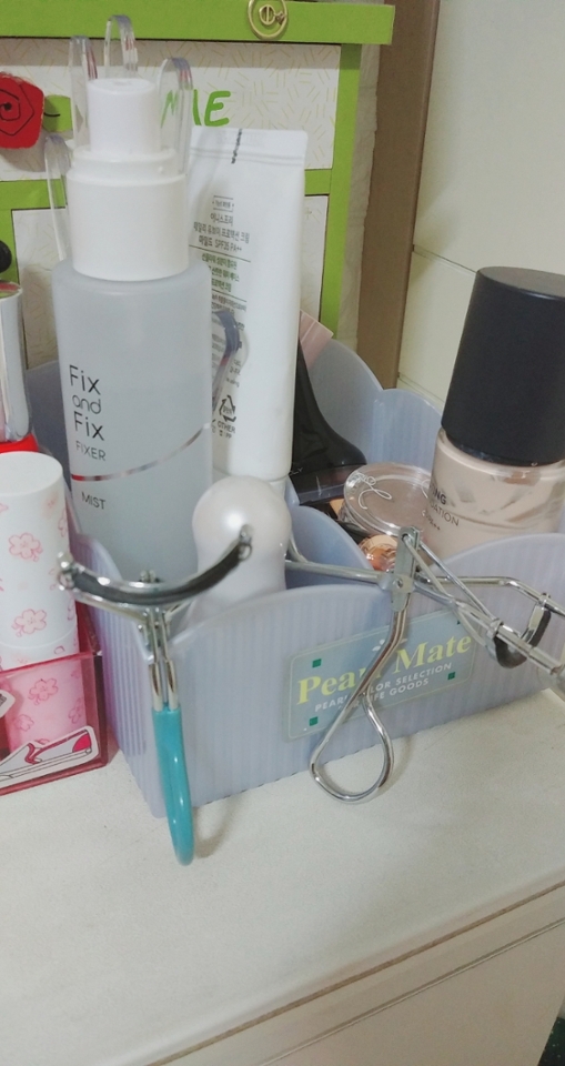 파란통은 메이크업할 때 정말 자주 쓰는 아이들로 모아놨어요. 한곳에 해두면 동선이 짧아져 아침에 시간도 단축되고 좋아요ㅎㅎ 파데, 뷰러, 마스카라 (메이크업 기본템들)