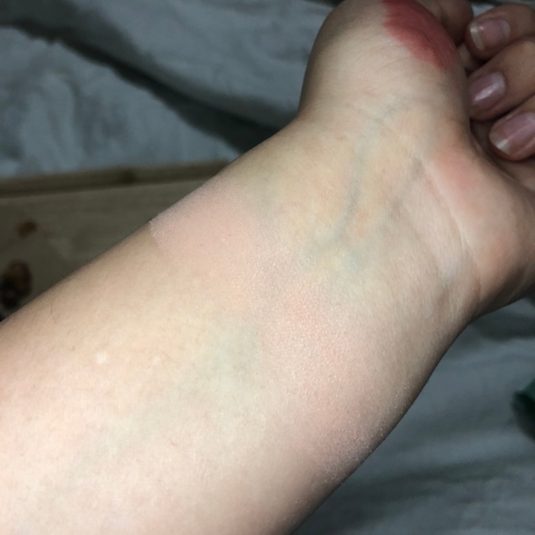 손목발색입니닷. 연하게 발색이 되요 약간 흰끼있는 살구? 그런 뽀샤시한 느낌이에요!!