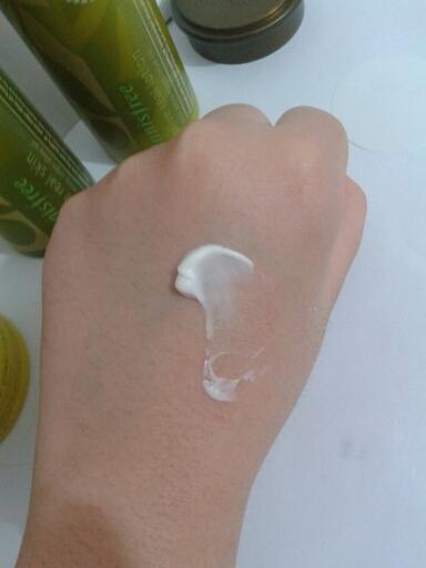 파워크림을 손등에 발랐을때에요. 딱 바르자말자 느낌이 엄청 쫀쫀하다는 느낌을 받았어요 그래서 스킨 로션 바르고 크림을 바르면  잡아주는느낌( ?) 이 들었어요 !ㅋㅋㅋㅋ